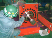 油圧シリンダー整備作業