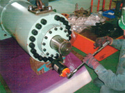 油圧シリンダー整備作業